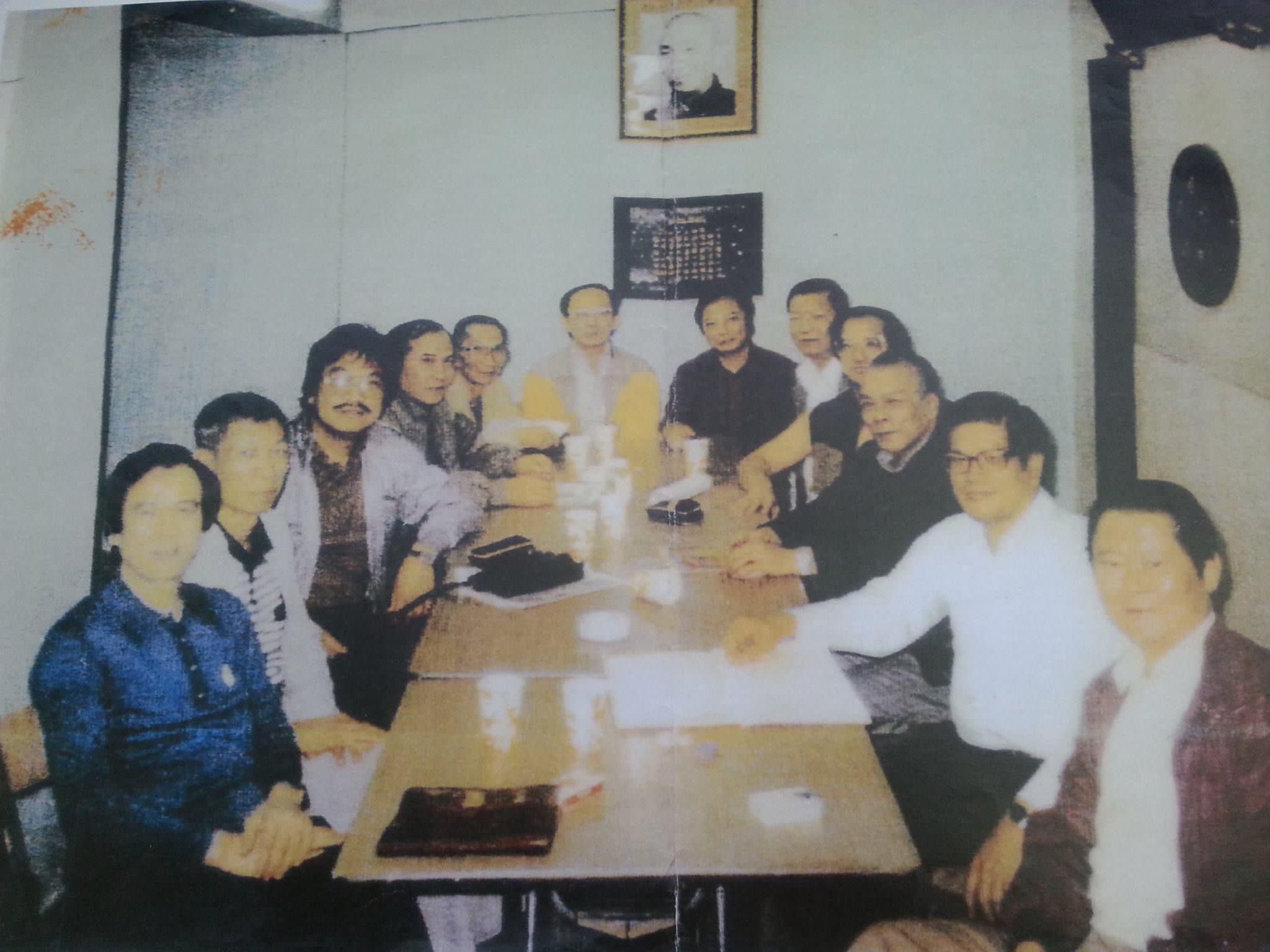 Ip Man's disciples gathered around a table at the Ving Tsun Athletic Association, including Grandmaster Roland Tong and Wong Shun Leung at the far end between Ip Chun and Ip Ching